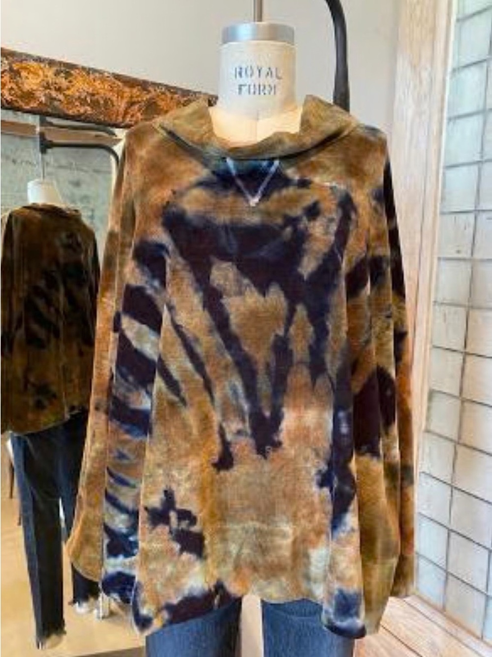 Gilda Midani New Square L/S top in Planet.  SM